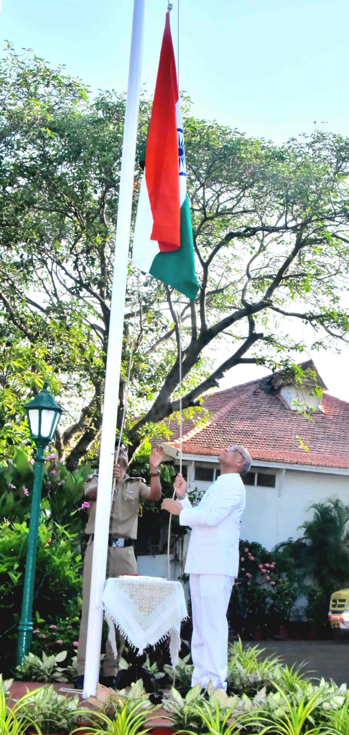 Governor Ramesh Bais hoists national flag at Raj Bhavan 1 scaled ६५ वा महाराष्ट्र राज्य स्थापना दिवस : राजभवन येथे राज्यपालांच्या हस्ते ध्वजारोहण            