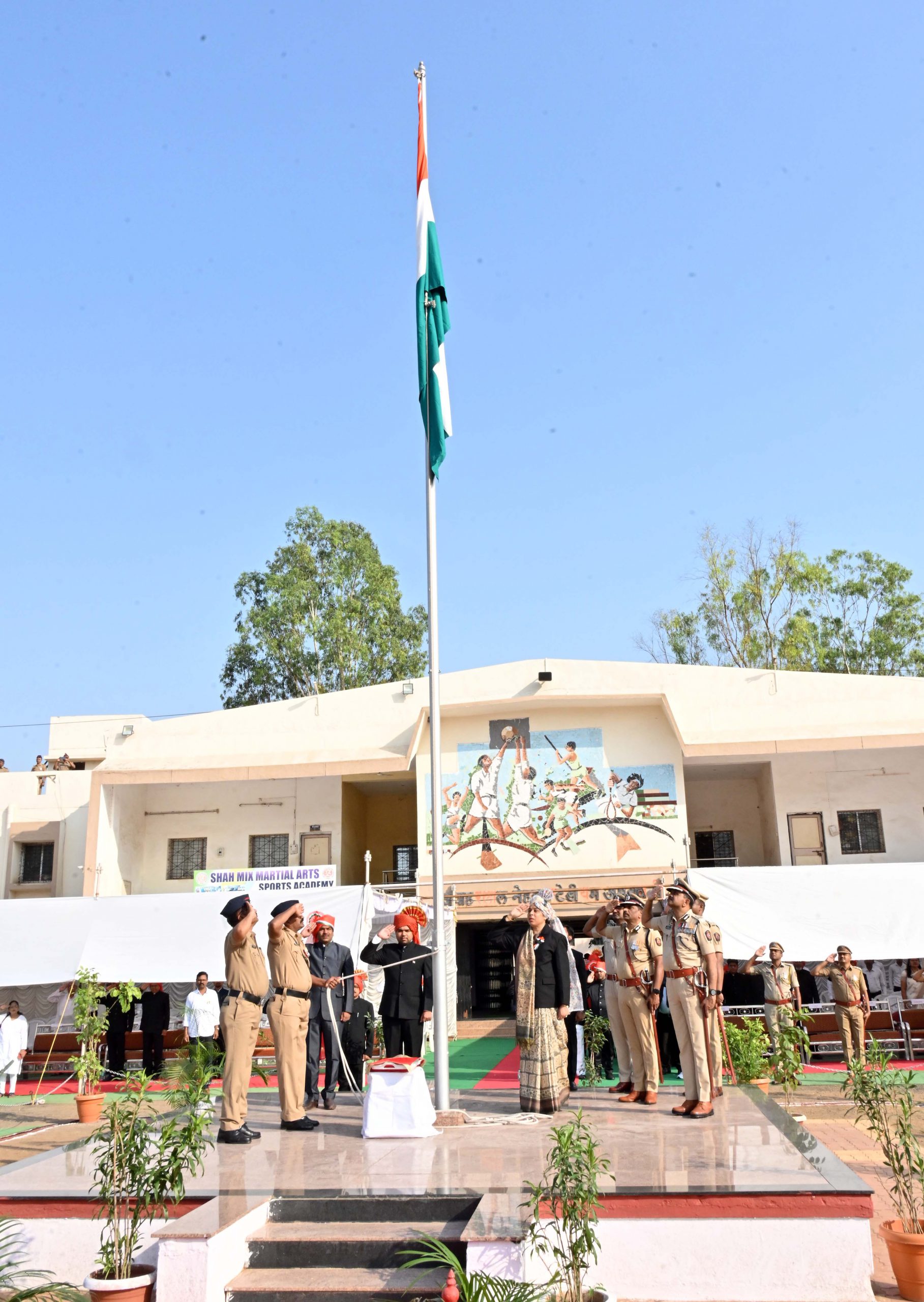 NKN 9152 scaled 9hDDgs जिल्ह्यात महाराष्ट्र दिन उत्साहात साजरा; मुख्य शासकीय सोहळ्यात विभागीय आयुक्तांच्या हस्ते ध्वजारोहण             